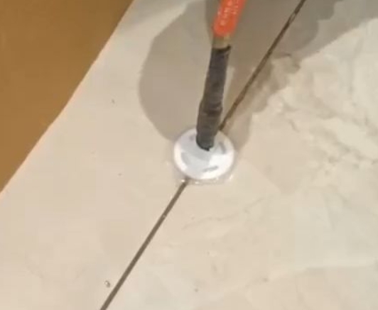 晋中市瓷砖空鼓维修公司专业解答瓷砖在铺贴过程中，如果没有涂抹均匀到位的粘结材料（如水泥砂浆或瓷砖胶），可能会导致以下问题